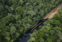 Construção do Gasoduto Urucu-Coari-Manaus, que foi inaugurado em 2011 pelo governo de Luiz Inácio Lula da Silva; imagem de 2009