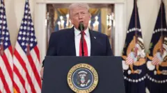 دونالد ترامپ پشت میکروفون در حال صحبت