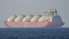 Вид на суда, направляющиеся к Ормузскому проливу после заключения двухнедельного временного перемирия между США и Ираном; снято в Омане 8 апреля 2026 года