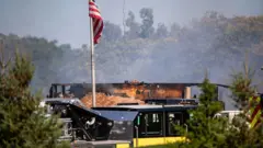 በእሳት ከተያያዘችው ቤተክርስትያን ላይ ጭስ ሲወጣ 