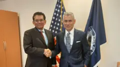 বাংলাদেশের নিরাপত্তা উপদেষ্টা খলিলুর রহমান ও মার্কিন পররাষ্ট্র মন্ত্রণালয়ের অ্যাসিসটেন্ট সেক্রেটারি বা সহকারী পররাষ্ট্রমন্ত্রী পল কাপুর হাত মিলাচ্ছেন