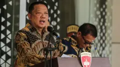 Jaksa Agung Muda Tindak Pidana Khusus (Jampidsus) Kejaksaan Agung Febrie Adriansyah (kiri) menyampaikan keterangan saat konferensi pers di Kejaksaan Agung, Jakarta, Jumat (10/7/2026). 