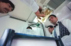 Un camarero sirve un trago de tequila a abordo del tequila exprés ante la mirada del otro.