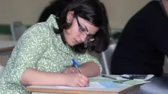 परीक्षा देती लड़की