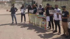 تجمع کارگران جویای کار مقابل نیشکر هفت‌تپه