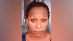 Ifoto yafotorewe hafi igaragaza Camilla Alhassan afite umusatsi mugufi usanzwe.