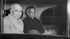 भारताचे पहिले पंतप्रधान जवाहरलाल नेहरू यांच्यासोबत व्ही. के. मेनन.