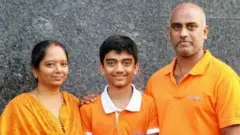 पद्‌माकुमारी, गुकेश आणि रजनीकांत, काही वर्षांपूर्वीचा फोटो