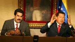Nicolás Maduro e Hugo Chávez durante uma coletiva de imprensa conjunta em Paris