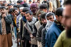 یوه ډله خلک مرستو ترلاسه کولو ته ولاړ دي.