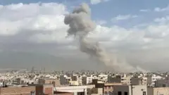 Moshi naonekana ukifuka juu ya mji mkuu wa Iran Tehran, kufuatia shambulio la anga siku ya Jumamosi
