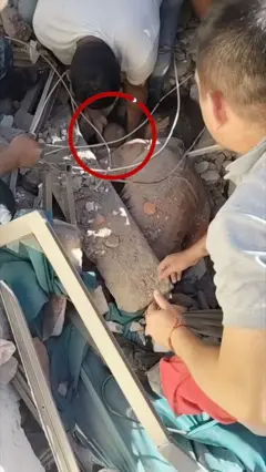 З-під завалів будинку дістали немовля
