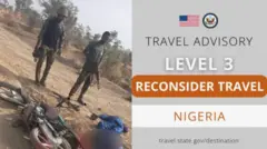 Awọn ọmogun Naijiria meji wọ aṣọ ologun, alupupu kan wa niwaju wọn