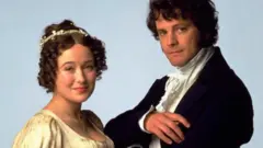 Os atores Colin Firth e Jennifer Ehle, interpretando Sr. Darcy e Elizabeth Bennet no drama de época 'Orgulho e Preconceito', por volta de 1995.