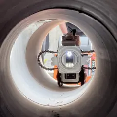 Robô com sensores em teste entra em um tubo que simula um cano de esgoto