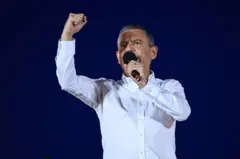 CHP Genel Başkanı Özgür Özel, partisinin İstanbul Gaziosmanpaşa'daki mitinginde, İstanbul Cumhuriyet Başsavcısı Akın Gürlek'e hitaben, "Gelirim, darmadağın ederim, aklını başına topla" demişti 