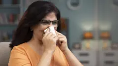 सर्दी झालेली महिला