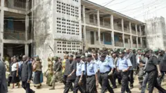 Aworan baraaki awon olopaa