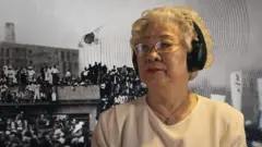 헤드폰으로 소리를 듣는 이성화 씨의 모습 뒤로 광복 당시의 상황이 담긴 사진을 합성한 이미지