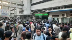 ওসমান হাদিকে ঢাকা মেডিকেল কলেজ হাসপাতালে আনার পর সেখানে অনেকে ভিড় করেন