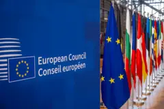 အီးယူ ကောင်စီ တံဆိပ်နဲ့ အဖွဲ့ဝင်နိုင်ငံတွေရဲ့အလံတွေ 