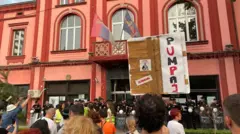 Студенти су преко ноћи блокирали зграду локалне општине