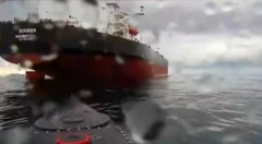 Український морський дрон наближається до російського контейнеровоза