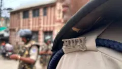 या प्रकरणात दोन्ही पक्षांनी एकमेकांविरुद्ध तक्रारी दाखल केल्या आहेत.