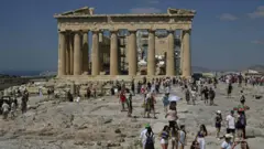 Acrópolis con turistas