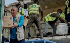 Abakozi ba UNICEF n’abo ku kibuga c’indege bariko barakira ibikoresho vy’ubuvuzi bizanywe n’indege, mu gihe ca Ebola, i Bunia, mu ntara ya Ituri, ku wa 19 Rusama (5) 2026.