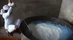 मिठाइ बनाउँदै हलुवाइ