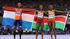 Atileet Feeyiz Kipyegoon erga Gudaaf dhiibuun qabxiin ishee haqame booda deebitee medaaliyaa meetii argachuun ishee Atileetiksii Addunyaan mirkanaa'e