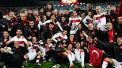 Türkiye a milli erkek futbol takımı sahada maç sonrası galibiyet sevincini kutluyor.