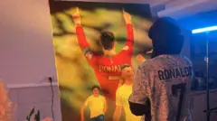 دختری که تصویر فوتبالیست‌ها را نقاشی می‌کند