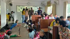 စာသင်ချိန်မှာ ထိုင်းအာဏာပိုင်တွေ ရောက်လာပြီး စစ်ဆေးတာကြောင့် မြန်မာကလေးတွေ စိုးရိမ်ထိတ်လန့်ခဲ့ကြပါတယ်။