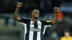 ኣሌክሳንደር ኢሳቕ ማልያ እታ ሕጂ ዝሕሰማ ዘሎ ኒውካስል ገይሩ 