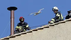 مأموران آتش‌نشانی روز دوم ماه مه دودکش را در بالای کلیسا نصب کردند