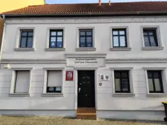 Uma casa branca com o nome de Clausewitz acima da porta