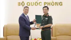 Ông Phan Văn Giang trao quà lưu niệm tặng ông Hùng Cao vào sáng 22/6