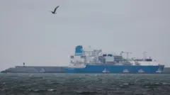 Большое судно в море на горизонте