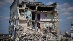 Разрушенная российским ударом многоэтажка в Киеве