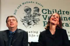 Bill y Melinda Gates jóvenes en un evento de su fundación.