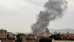 دود برخواسته از حملات روز گذشته اسرائیل به شهر صنعا 