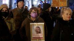 Petugas imigrasi AS tembak mati seorang perempuan di jalan raya, demo dan kecaman bermunculan – Apa yang diketahui sejauh ini?