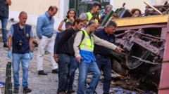 Funcionarios inspeccionan el funicular accidentado.