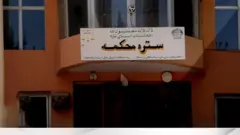 لوحه‌ای از ساختمان ریاست محکمه استیناف در ولایت هلمند.