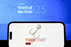 مصطلح استدراج الغضب بالانجليزية على شاشة هاتف ذكي أمام خلفية زرقاء عليها شعار كلمة العام 2025 من قاموس أكسفورد.