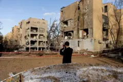 Ultra-Ortodoks bir Yahudi, İran’ın füze saldırısının ardından hasar gören binaları inceliyor