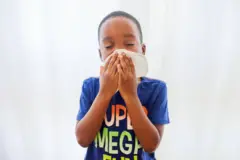 Cunugga intuu batariga ku jiray ur ayaa sankiisa ka soo bixi jiray