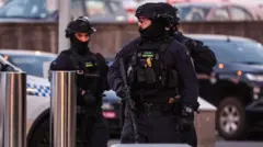 Des policiers armés sur les lieux de la fusillade à Bondi Beach, à Sydney, le 14 décembre.